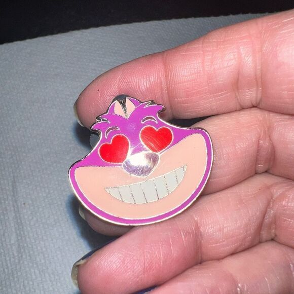 Disney 2015 Emoji Blitz Cheshire Cat Heart Eyes Alice in Wonderland Pin - Picture 2 of 5